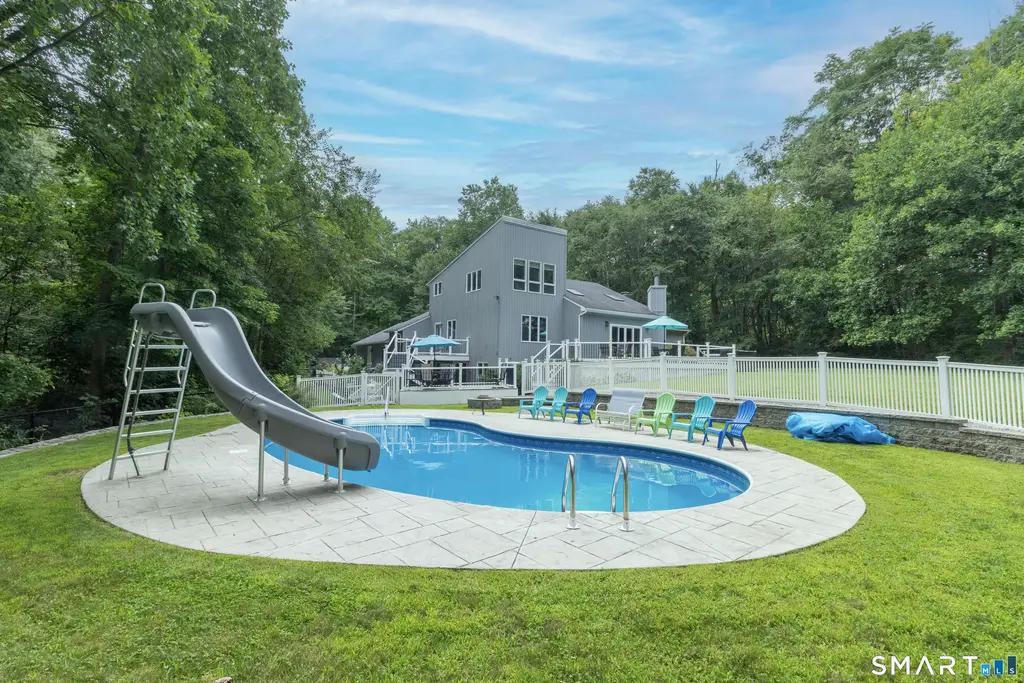 27 Wildwood Road, North Branford