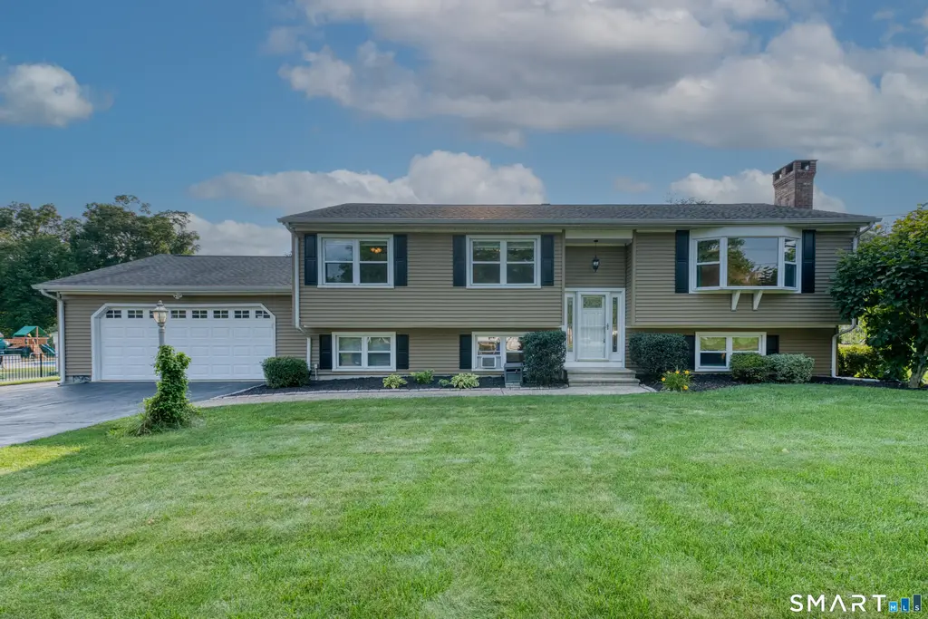 16 Brockett Farm Road, North Haven