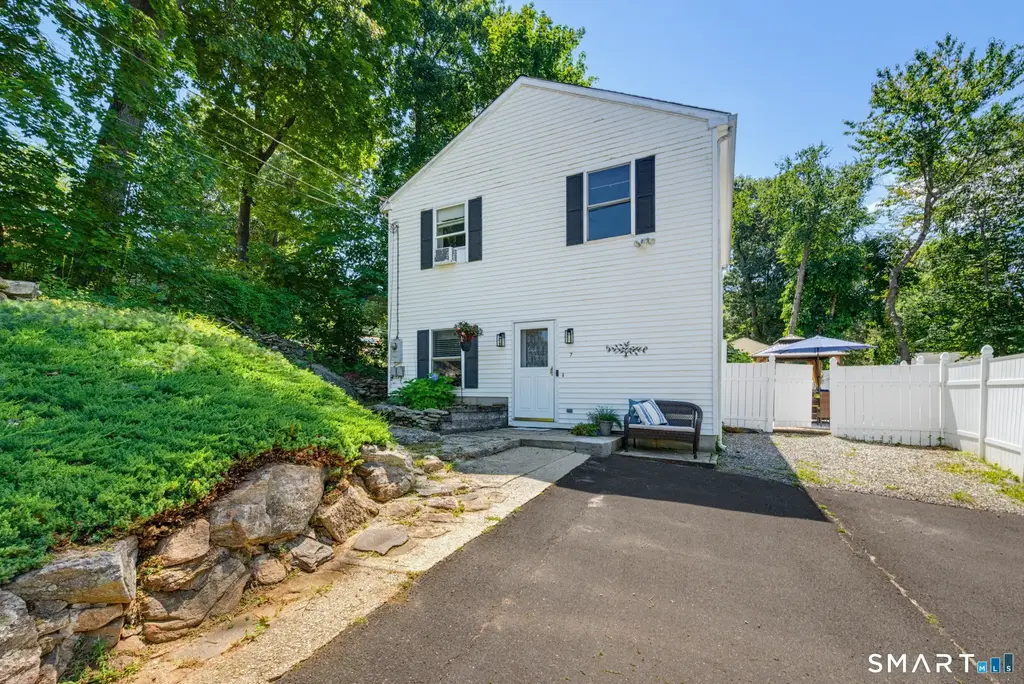 7 Sequonia Trail, East Hampton