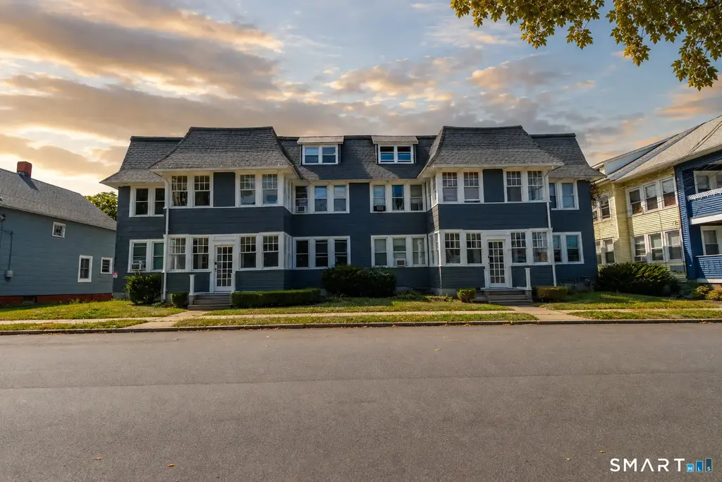 82 Maple Avenue, New London