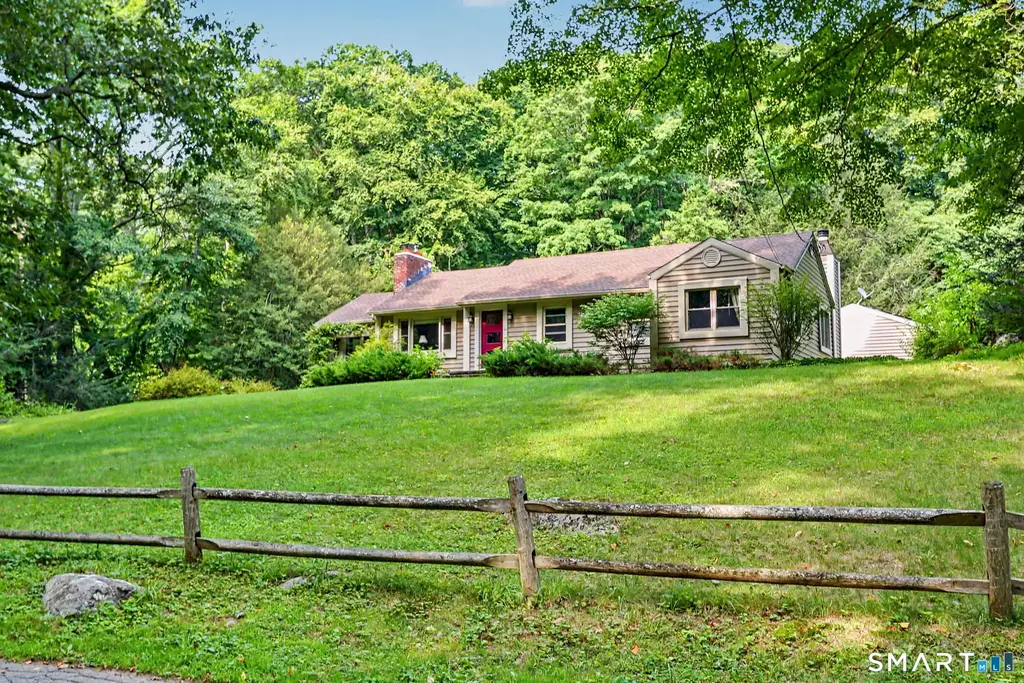 16 Velvet Street, Trumbull