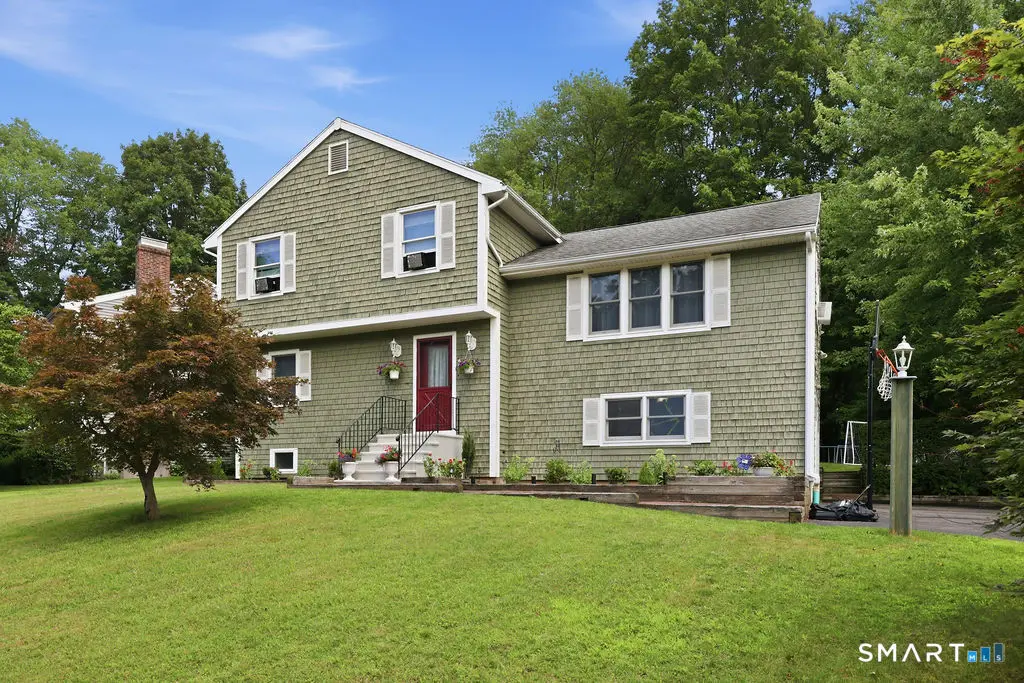 21 Woodside Drive, Farmington