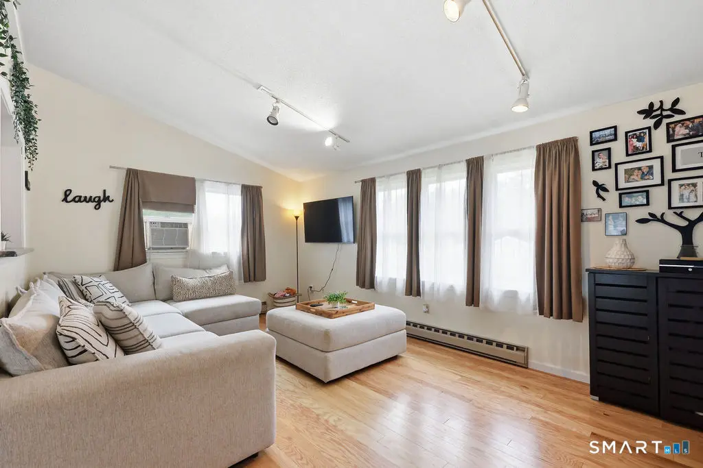 21 Woodside Drive, Farmington