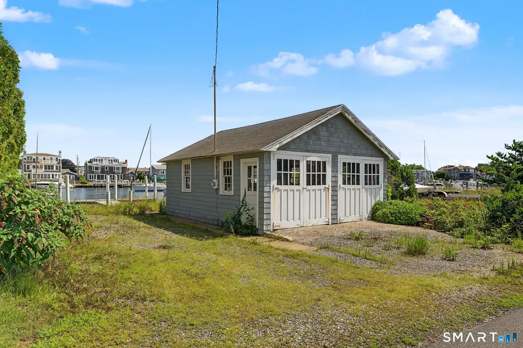 338 West Shore Avenue, Groton