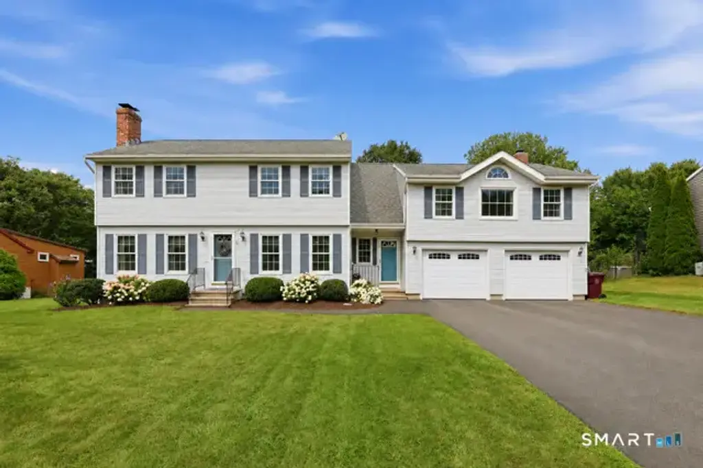 84 Lake Garda Drive, Farmington
