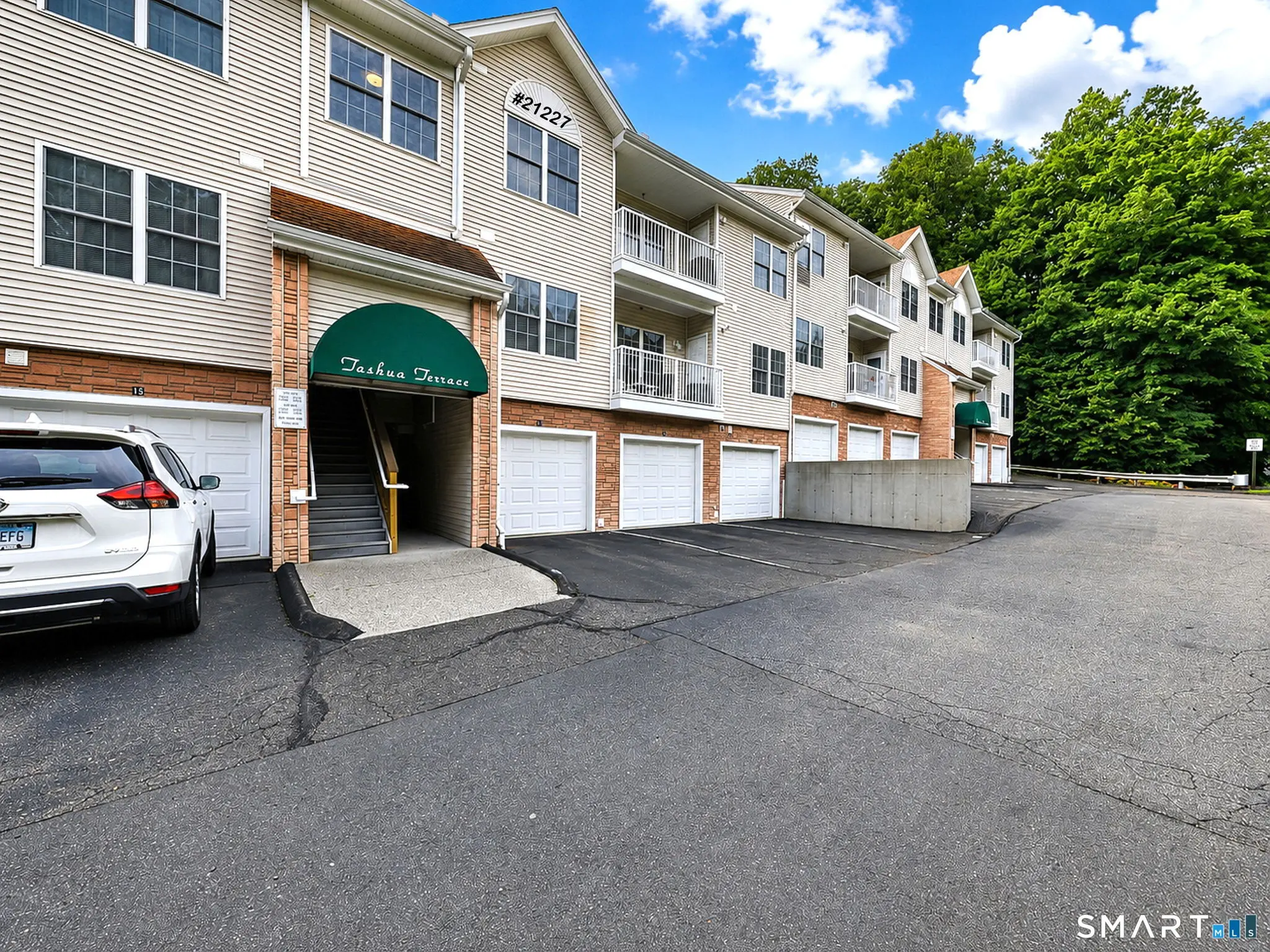 21227 Arganese Place 211, Trumbull