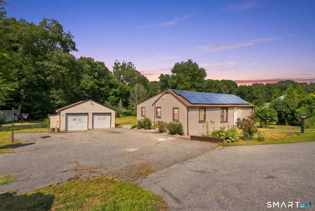 155 Iron Street, Ledyard