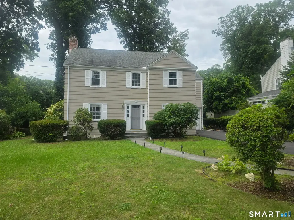 90 Knollwood Road, North Haven