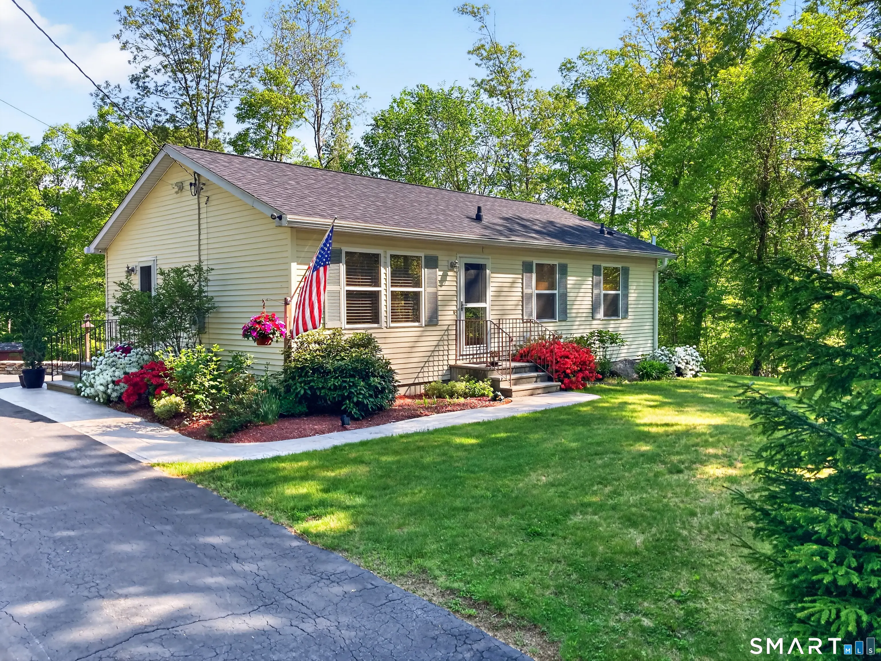 11 Providence New London Tpk, North Stonington