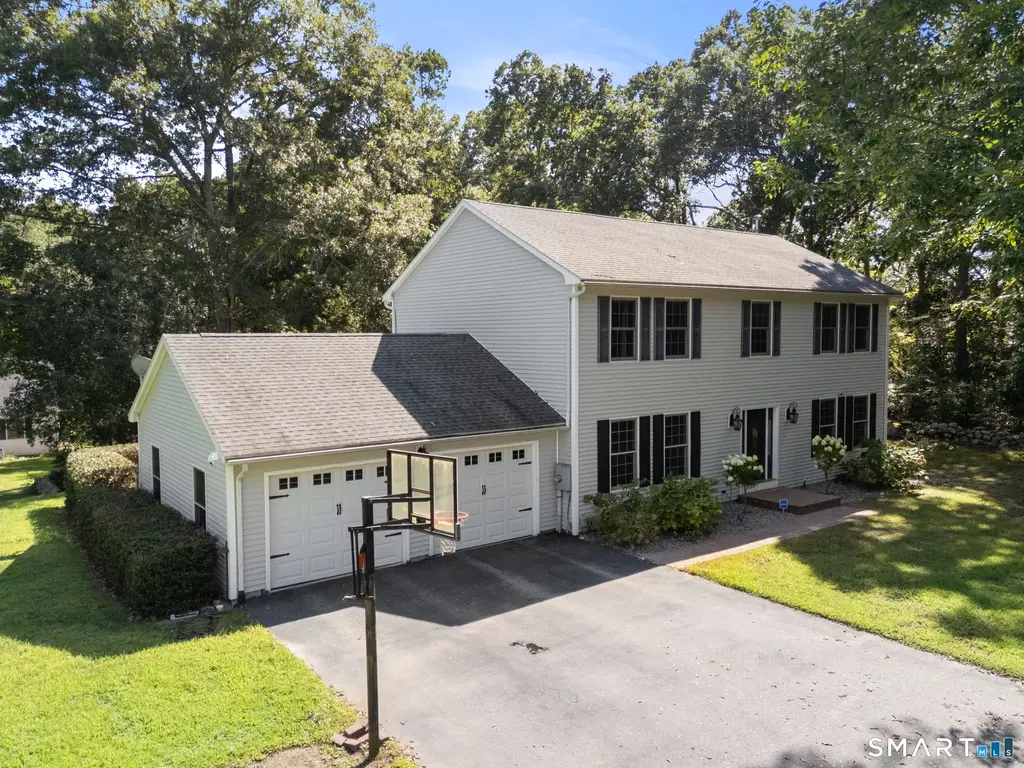 141 Briar Hill Road, Groton