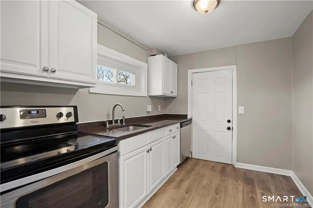 106 River Road 3, Shelton