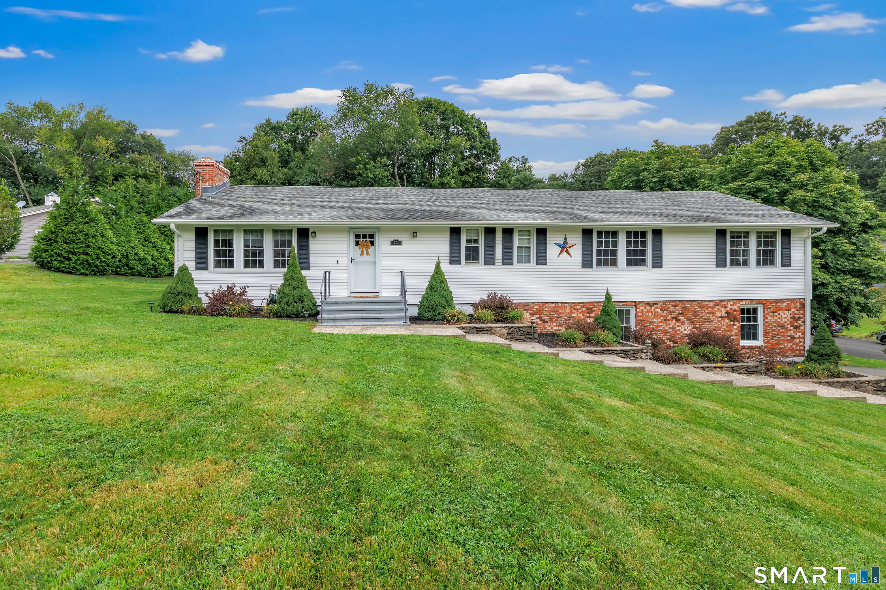 32 Nuthatch Hill Road, Trumbull