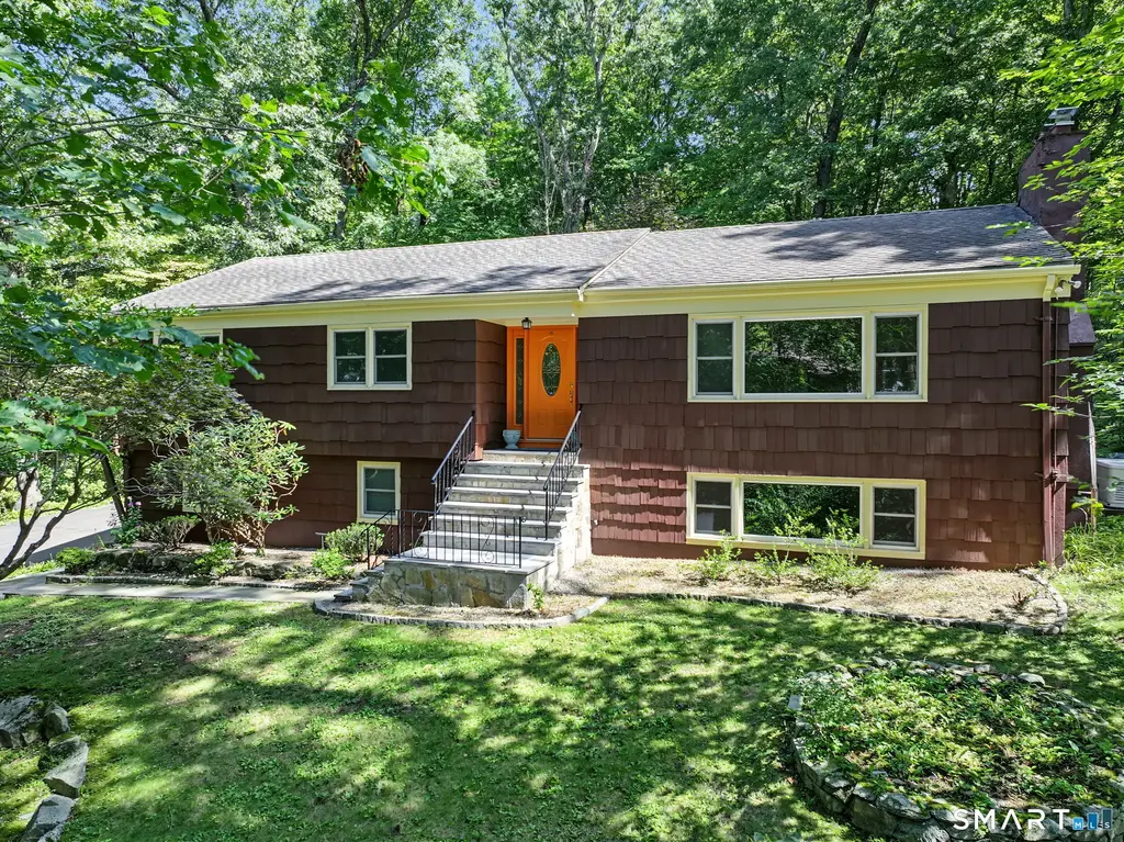 70 Arrow Head Drive, Stamford