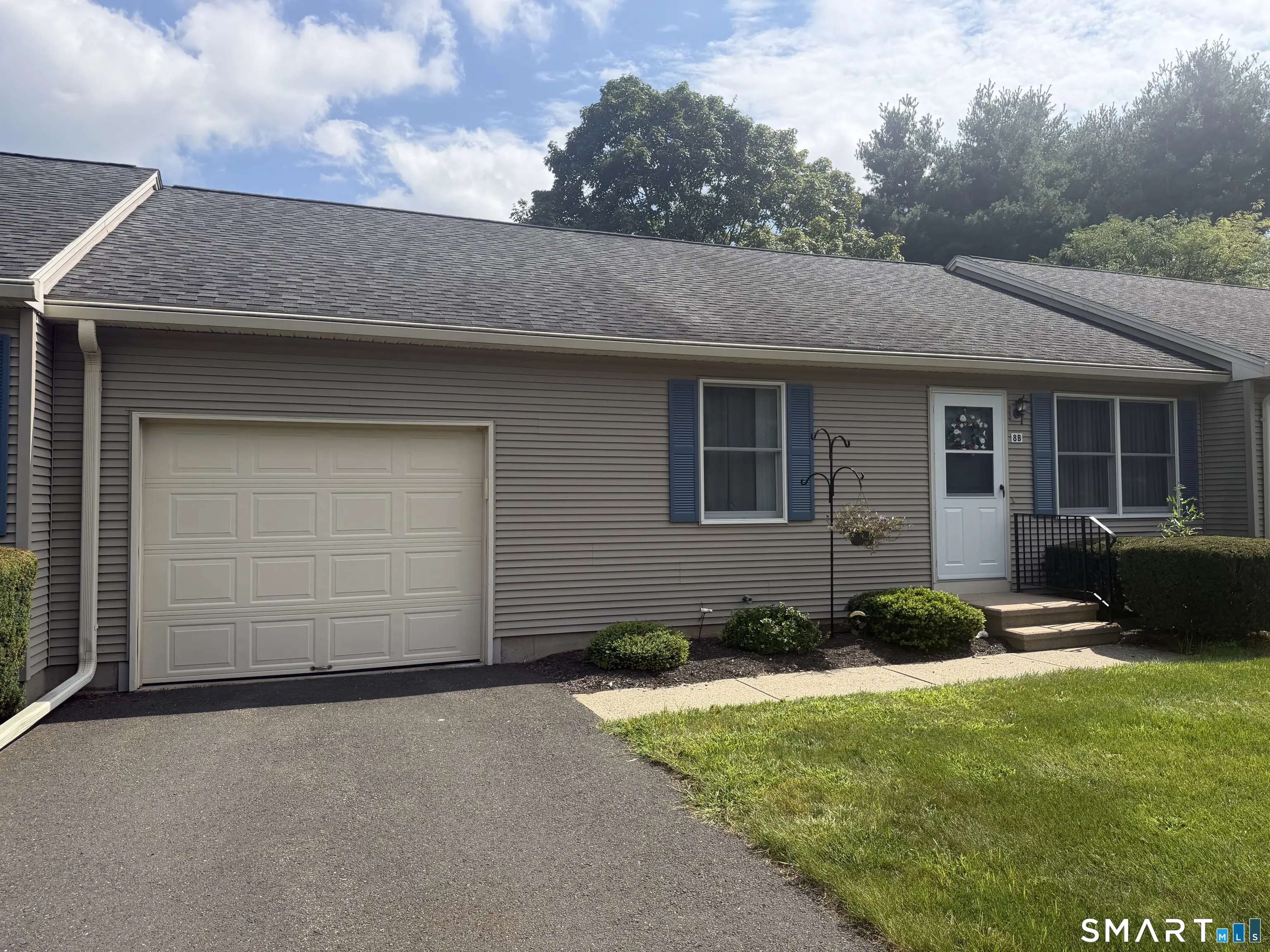 102 North Maple Street 8b, Enfield