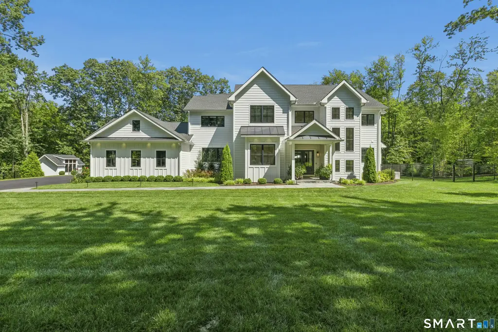 2 Black Pine Ridge, Ridgefield
