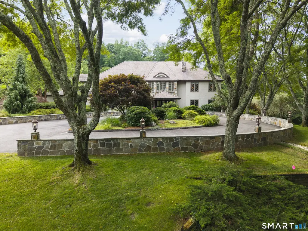21 Breezy Knoll, Avon