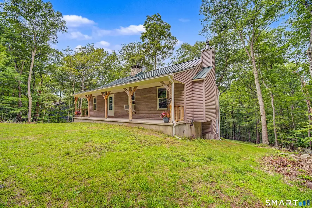 407 North Bear Hill Road, Chaplin
