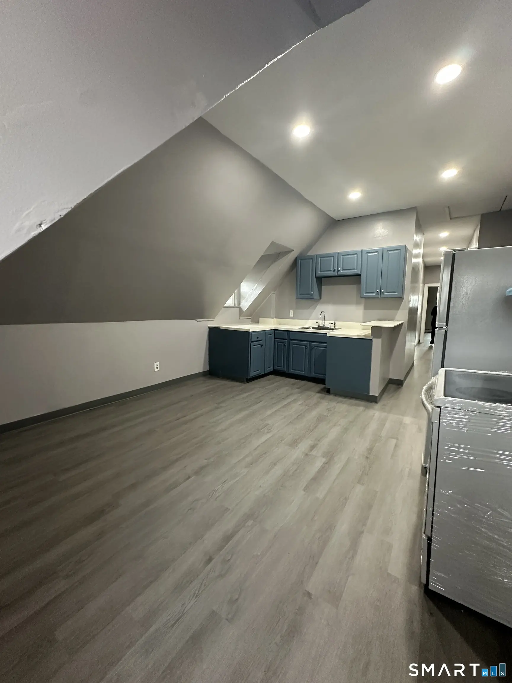 402 Sigourney Street 3rd Floor, Hartford