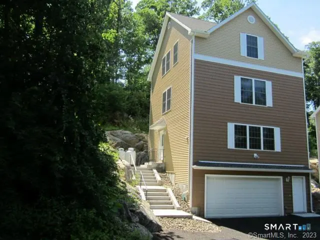 2 Reynolds Road, Danbury