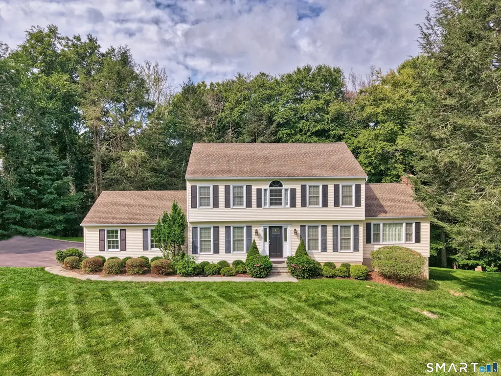 2 Pilgrims Way, New Milford