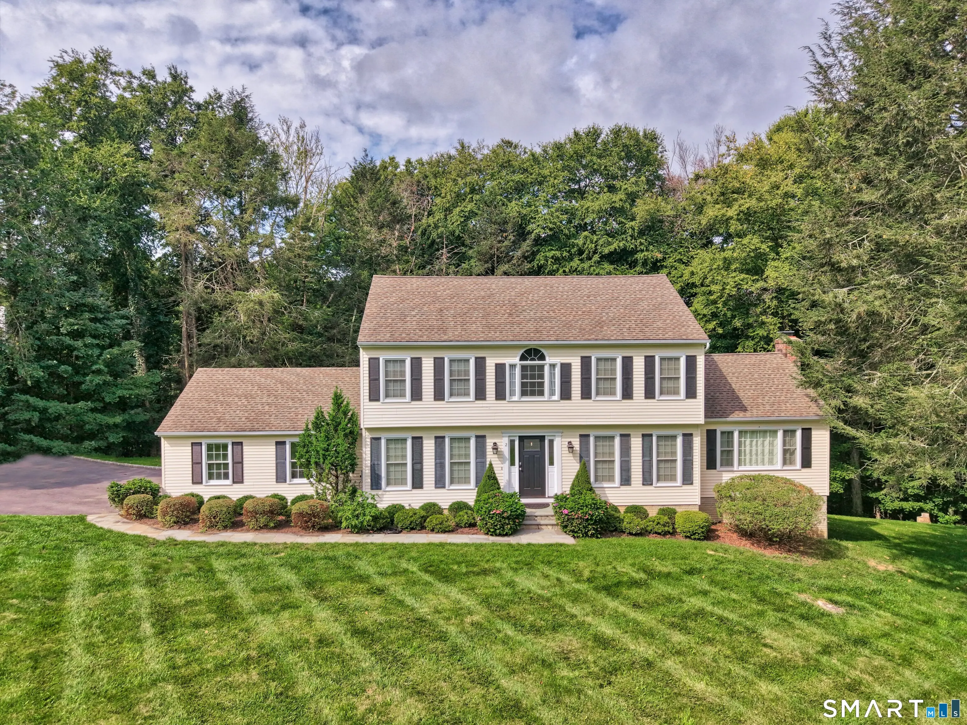 2 Pilgrims Way, New Milford