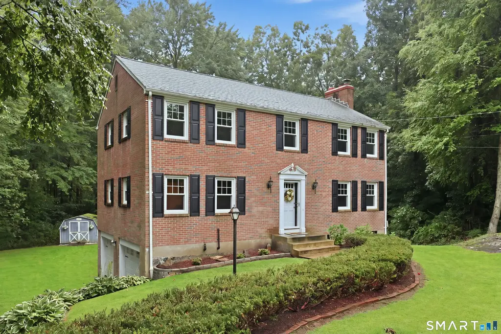 208 Wood Pond Road, Glastonbury