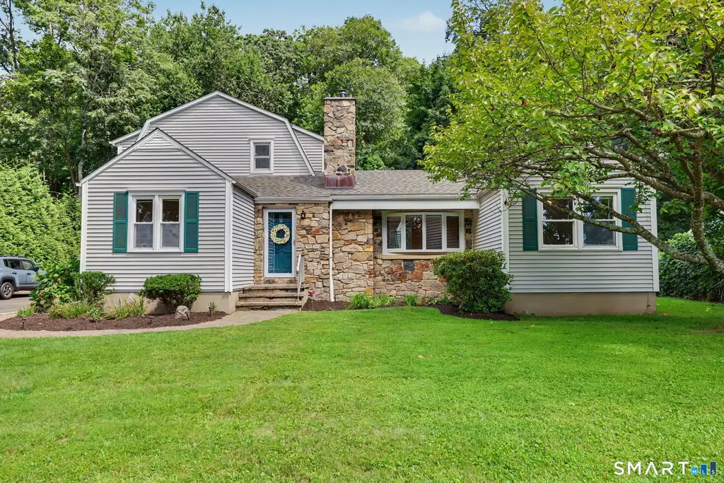 18 Buttonball Trail, Norwalk
