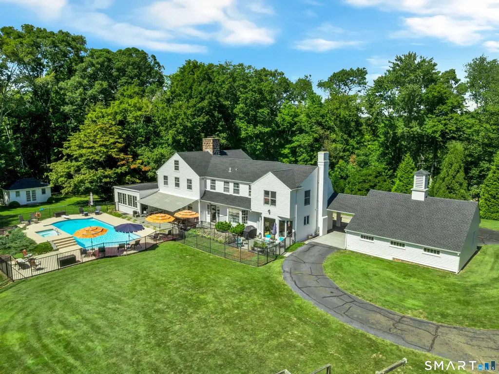 40 Brookhills Road, Branford