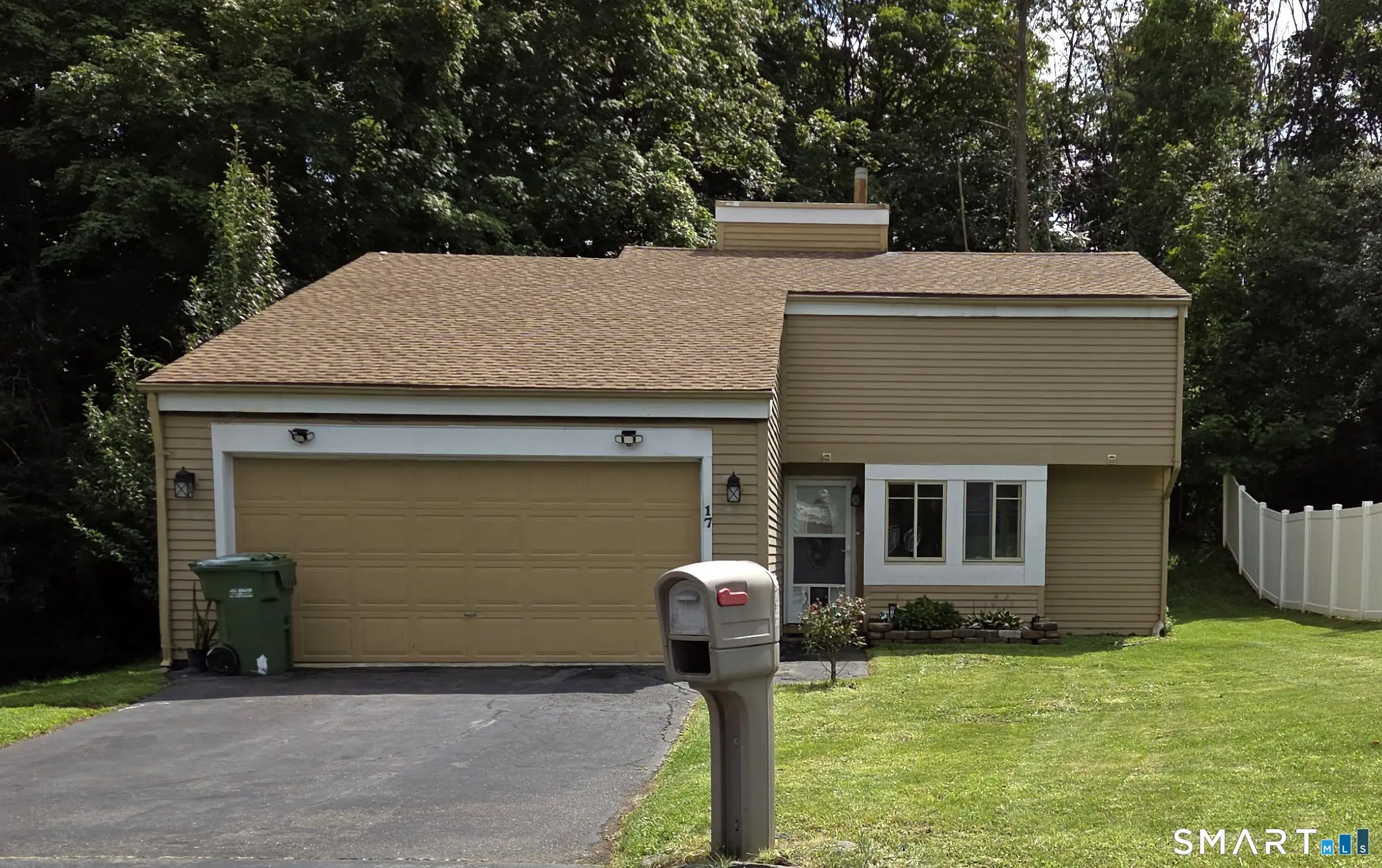 17 East Lake Place, Middletown