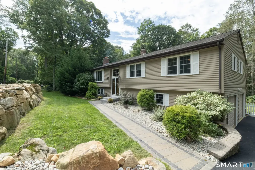 952 Maple Hill Road, Guilford