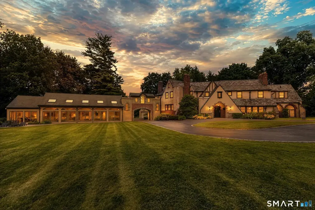 21 Calhoun Drive, Greenwich