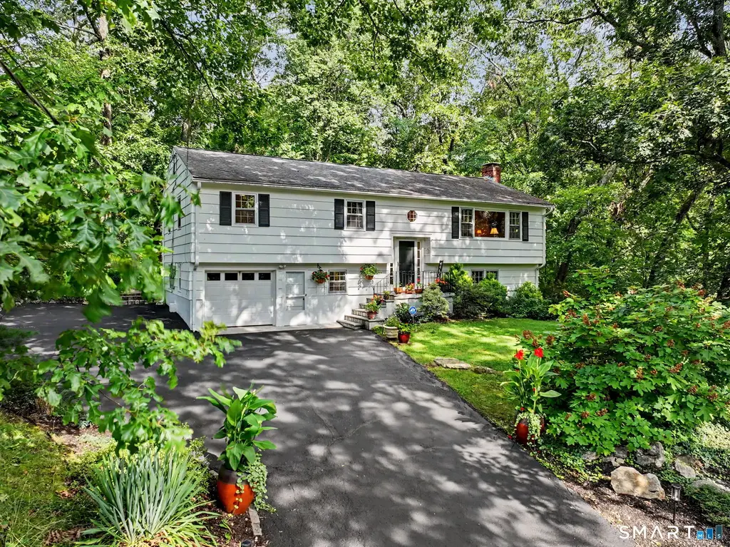16 Brookhill Lane, Norwalk