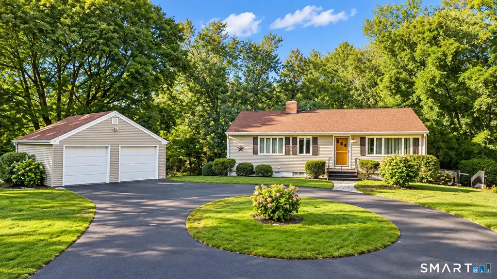 4438 Madison Avenue, Trumbull
