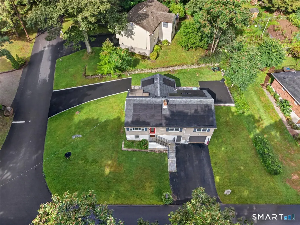 327 Lakeside Boulevard West, Waterbury