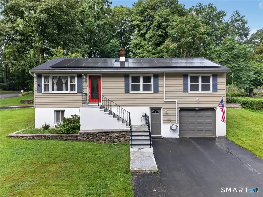 327 Lakeside Boulevard West, Waterbury