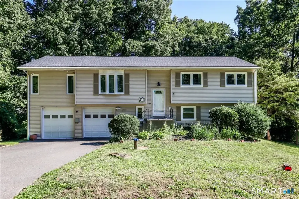 28 Deepwood Drive, Bethel