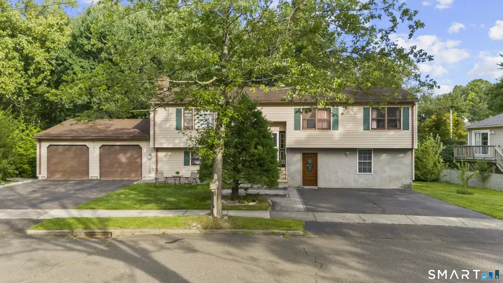 28 Twin Circle Road, West Haven