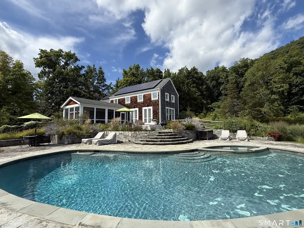 12 Red Rock Road, Sharon