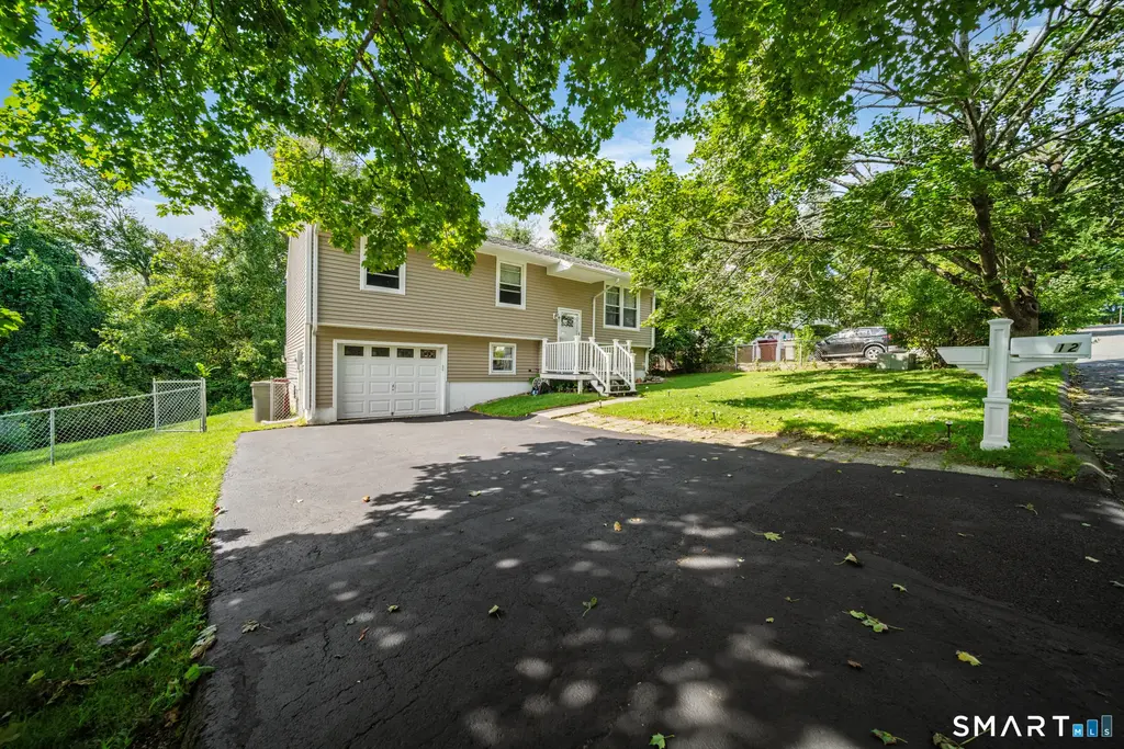 12 Tudor Lane, Naugatuck