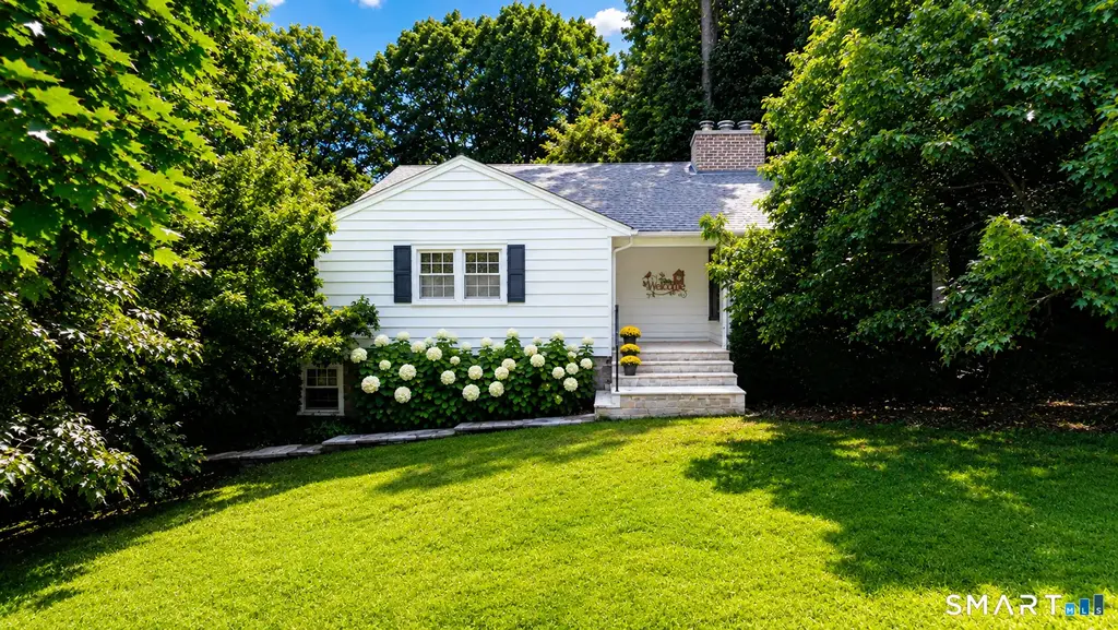 10 Blackberry Lane, Norwalk