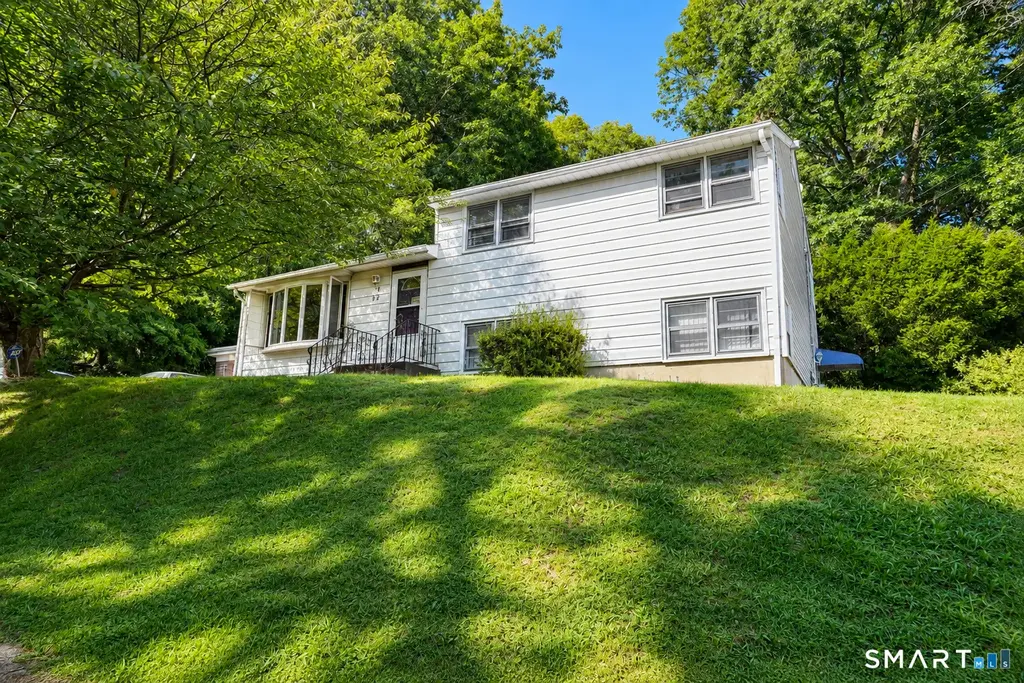 129 Mueller Drive, Hamden