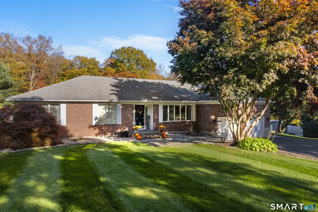 611 Deep River Road, Colchester