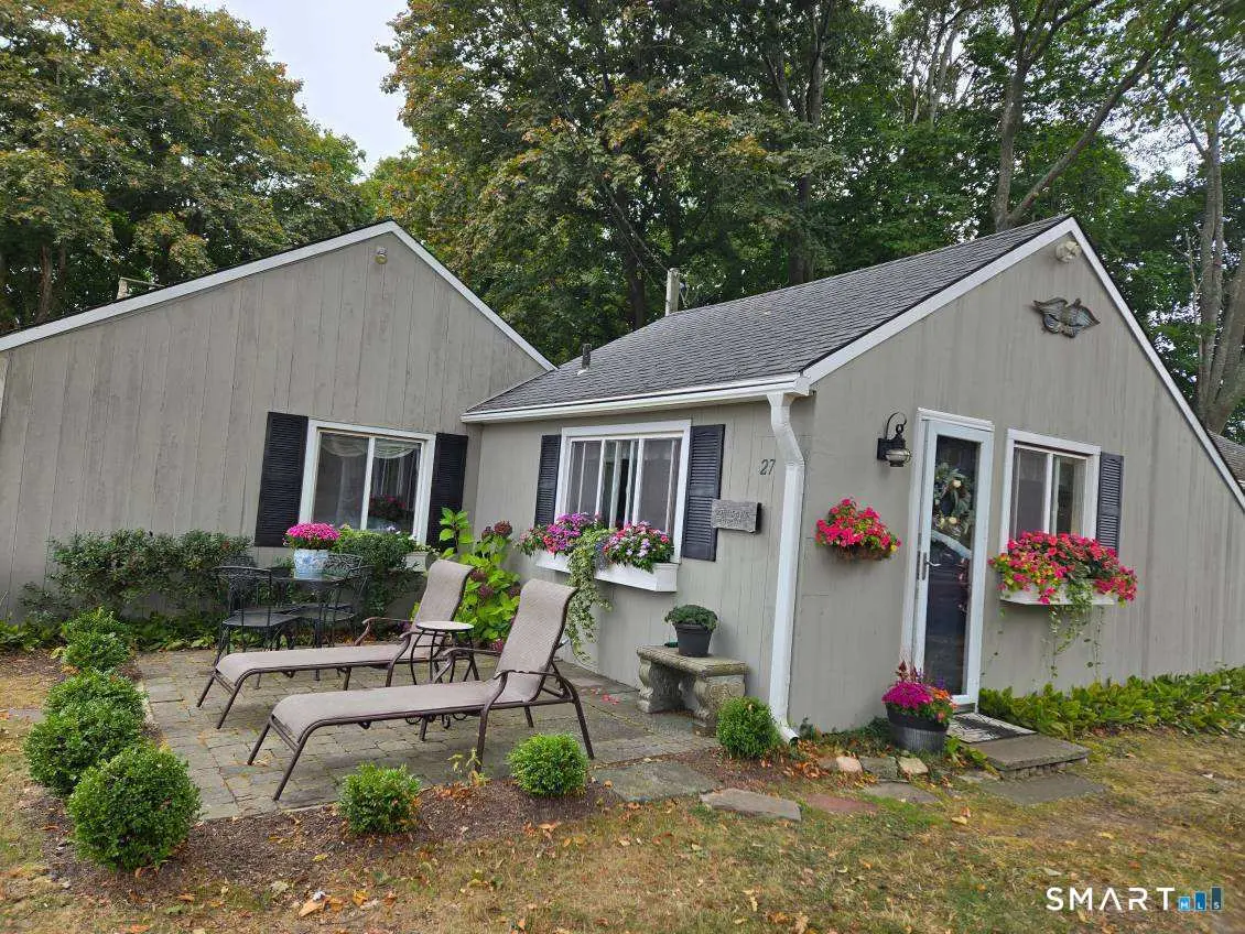 27 Gled Hill Street, Stonington