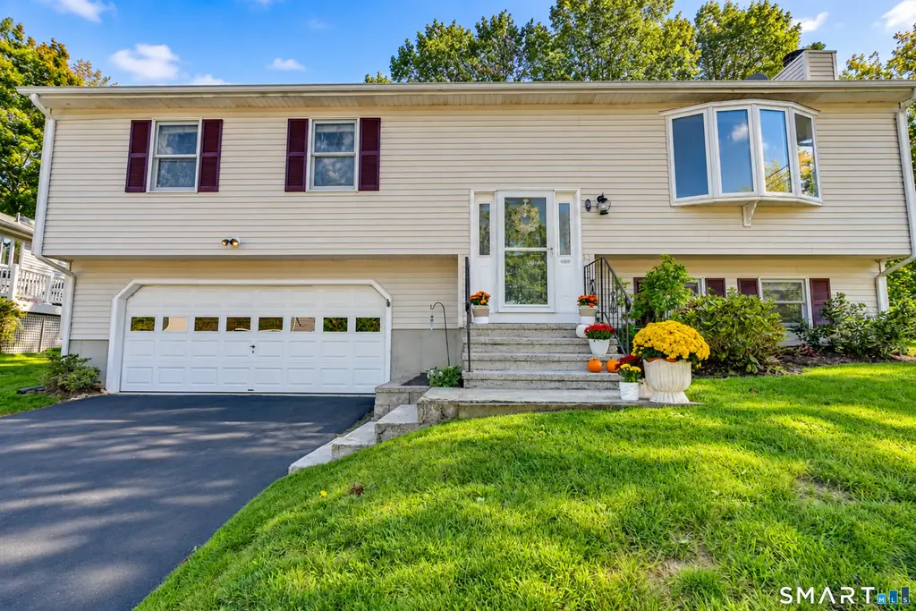9 Hopkins Court, Branford