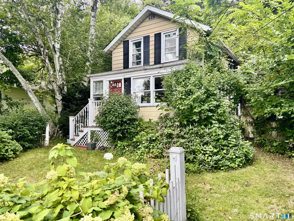 20 Hickok Avenue, Bethel