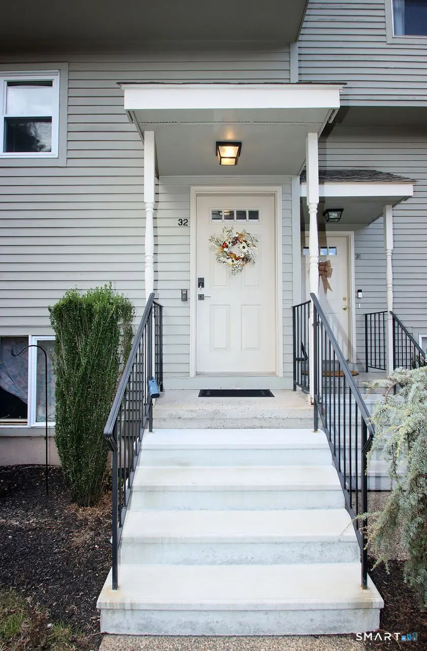 40 Cornerstone Court 32, Southington