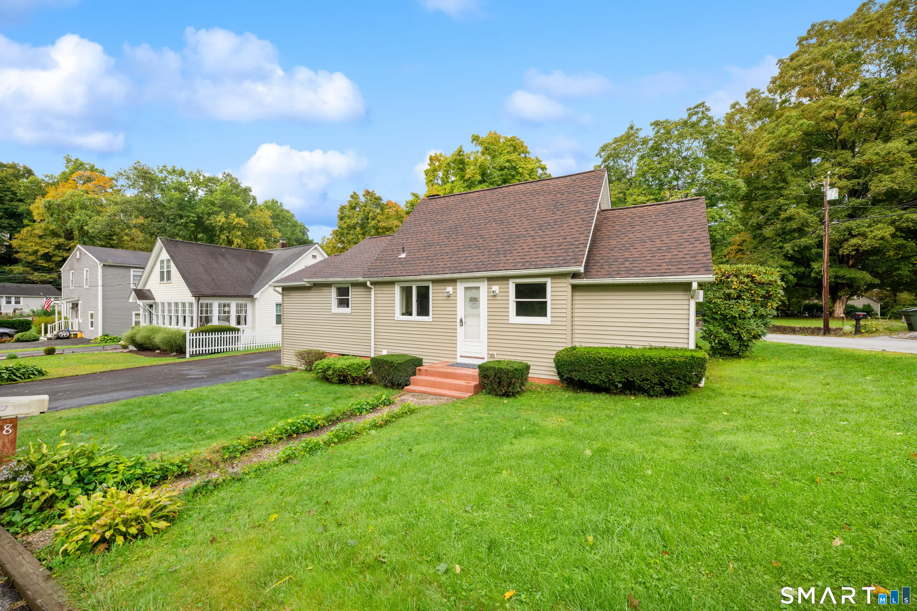 8 Hillside Road, Southbury