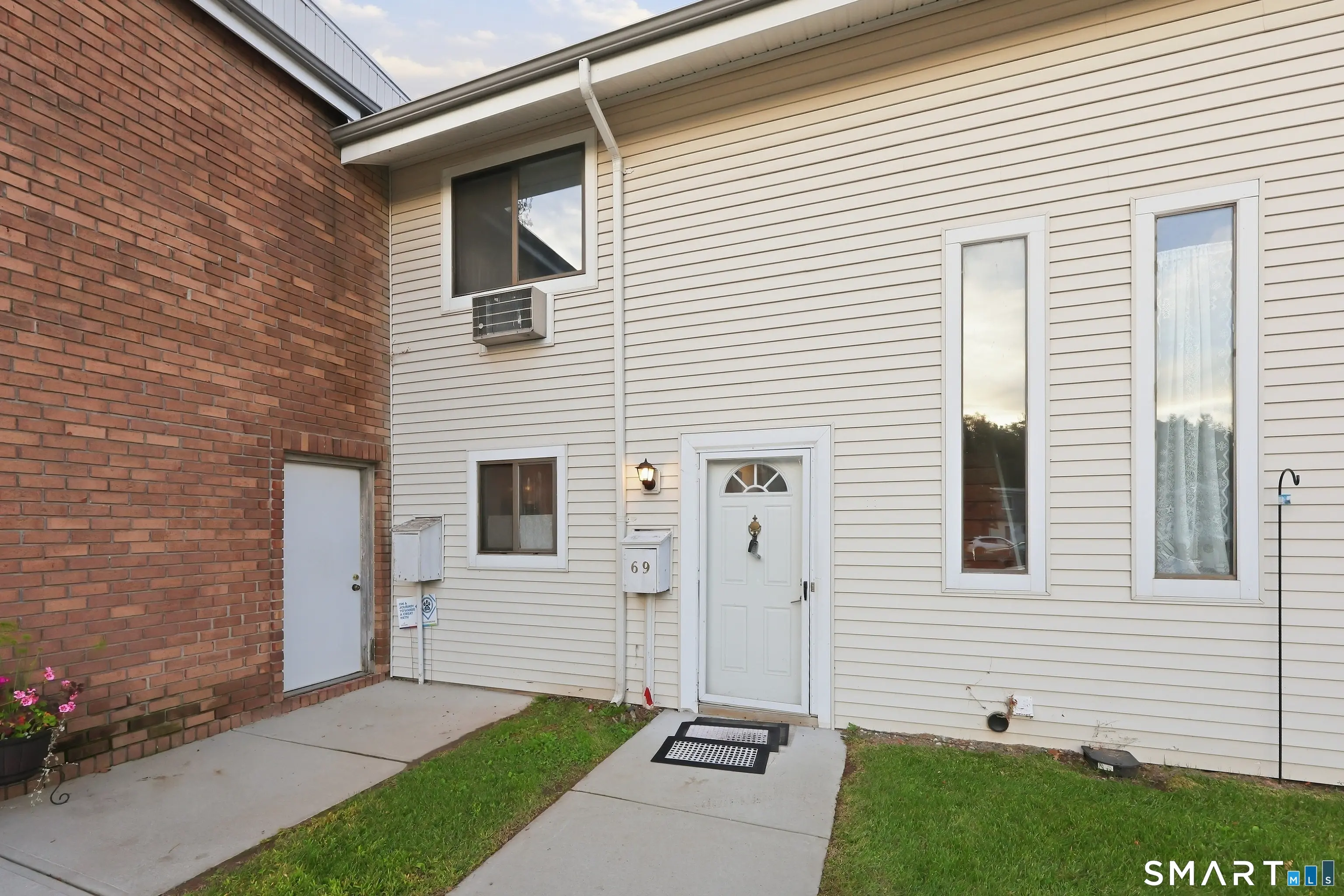 69 Sutton Place 69, Bloomfield