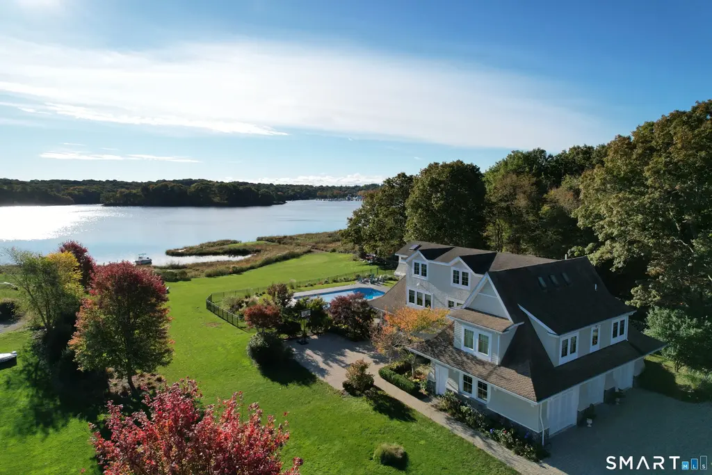 325 River Road, Stonington