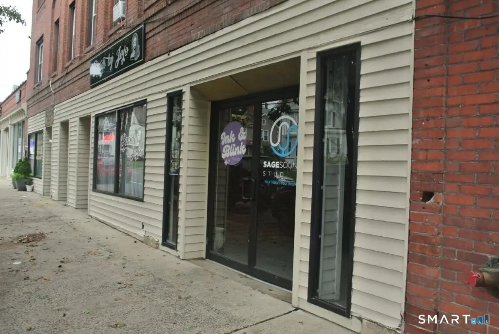 549 Howe Avenue 406, Shelton